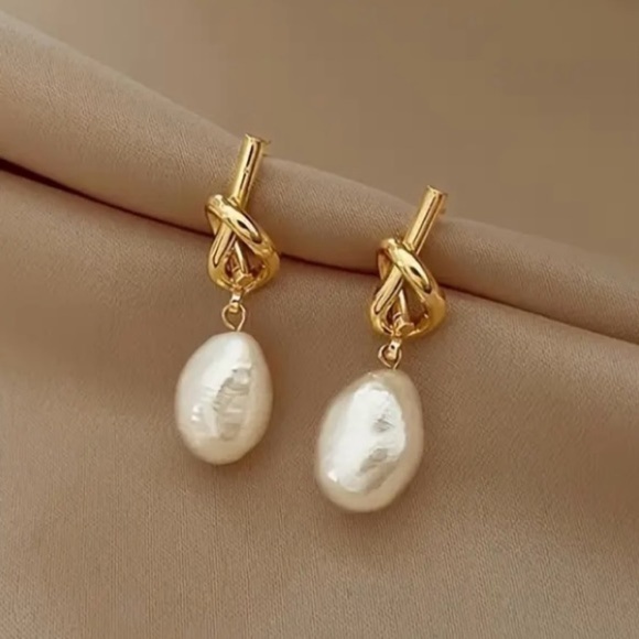 ✨Anthropologie Hayden Pearl Knot Earrings - Picture 4 of 5